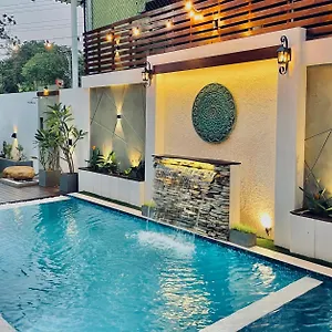 https://8-plus-motels.kandyhotelsnow.com